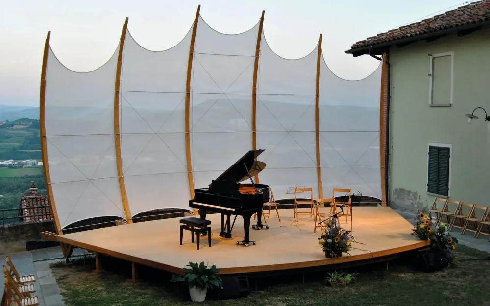 Un palco all'aperto con pianoforte