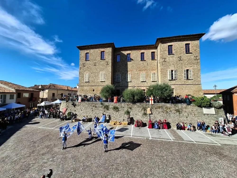 Una festa in piazza davanti al castello