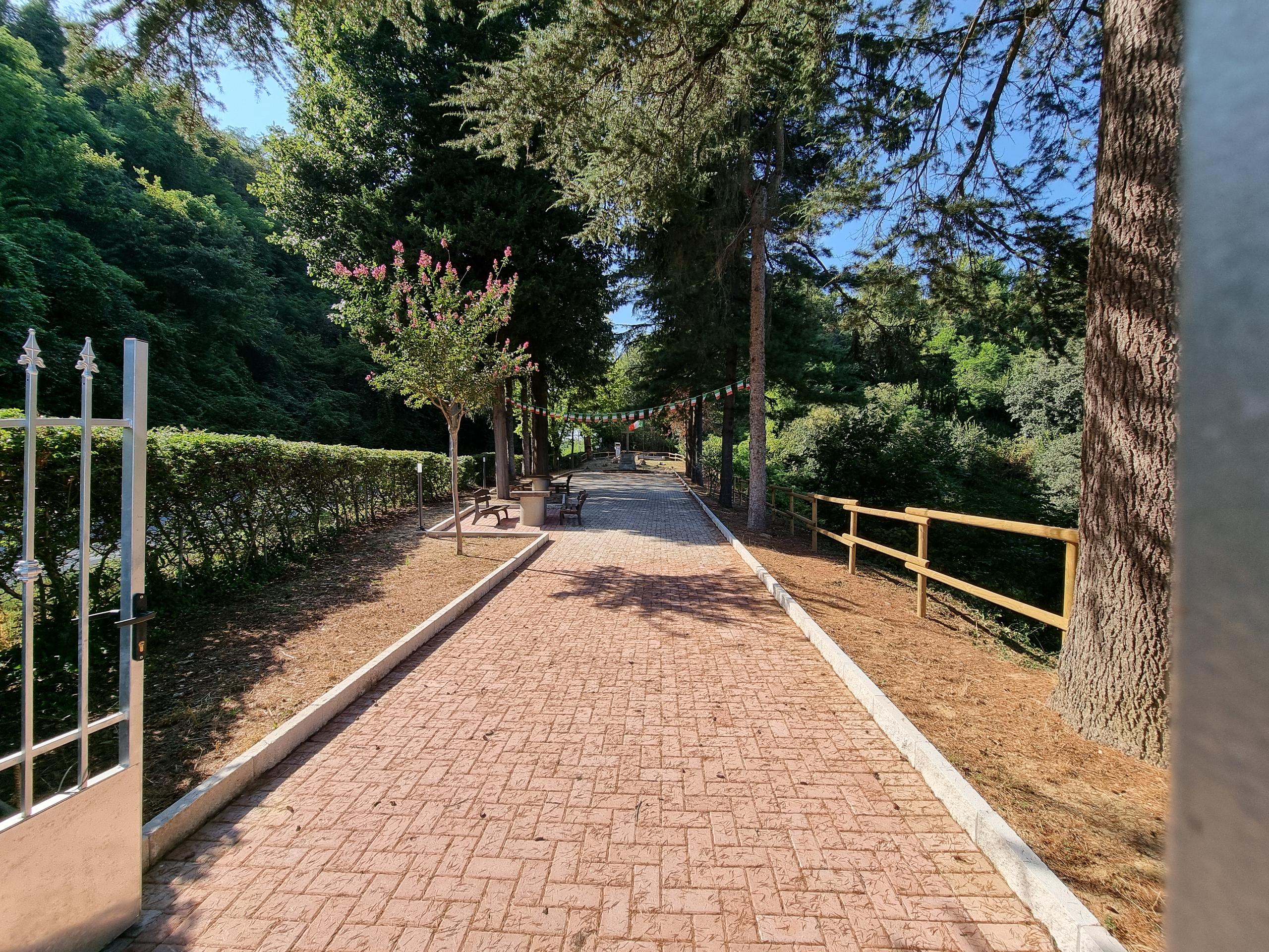 Spazio esterno monumento alpini