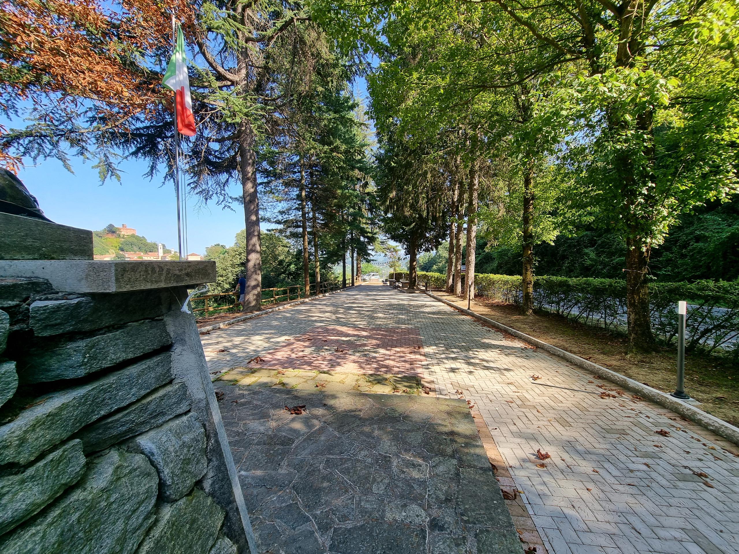 Spazio esterno monumento alpini