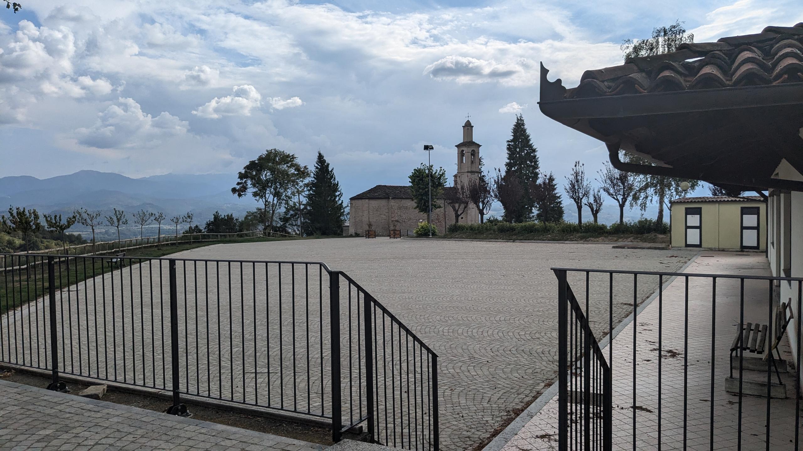 Sala Polivalente e terrazza panoramica sulle langhe
