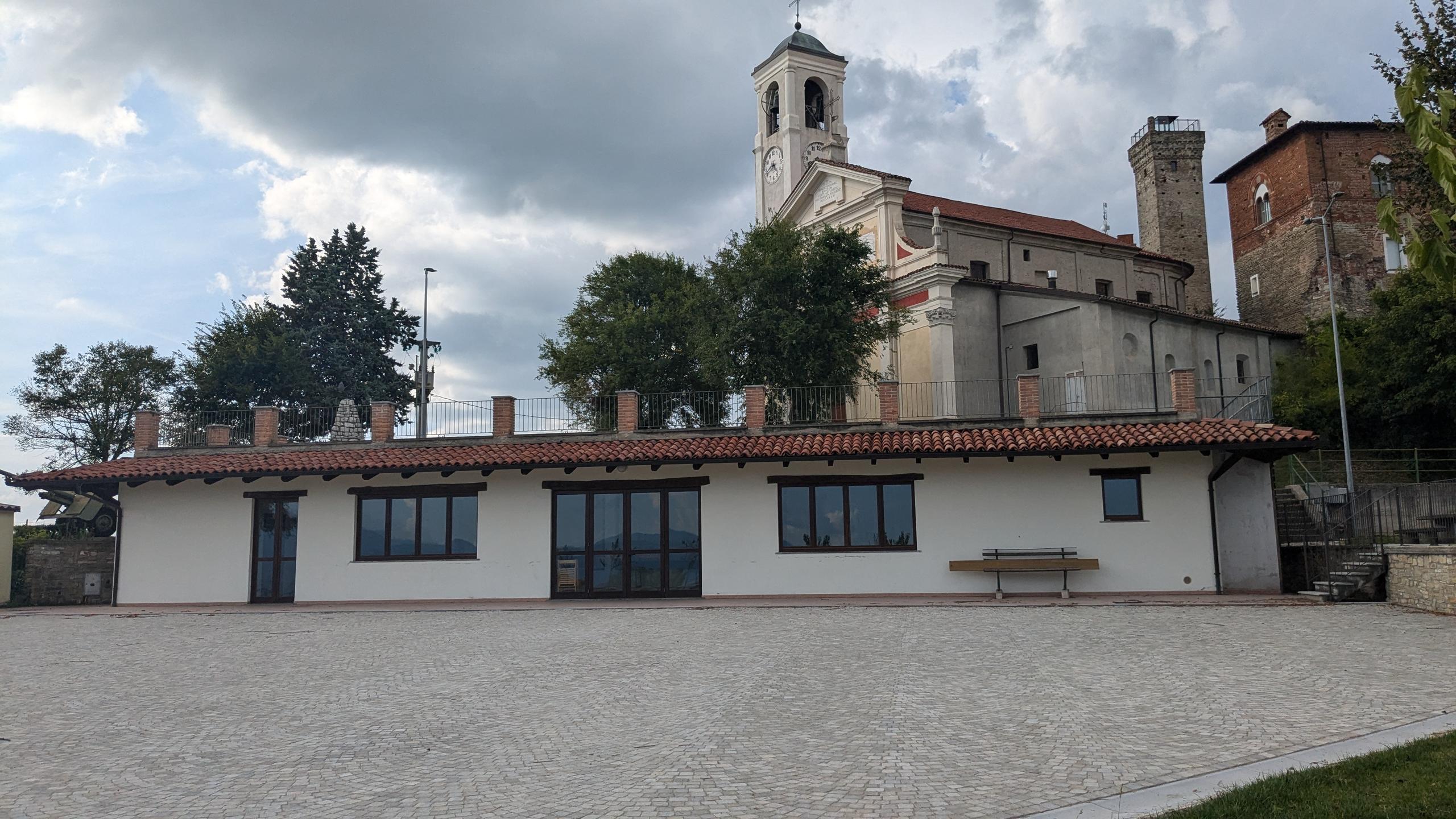 Sala Polivalente e terrazza panoramica sulle langhe