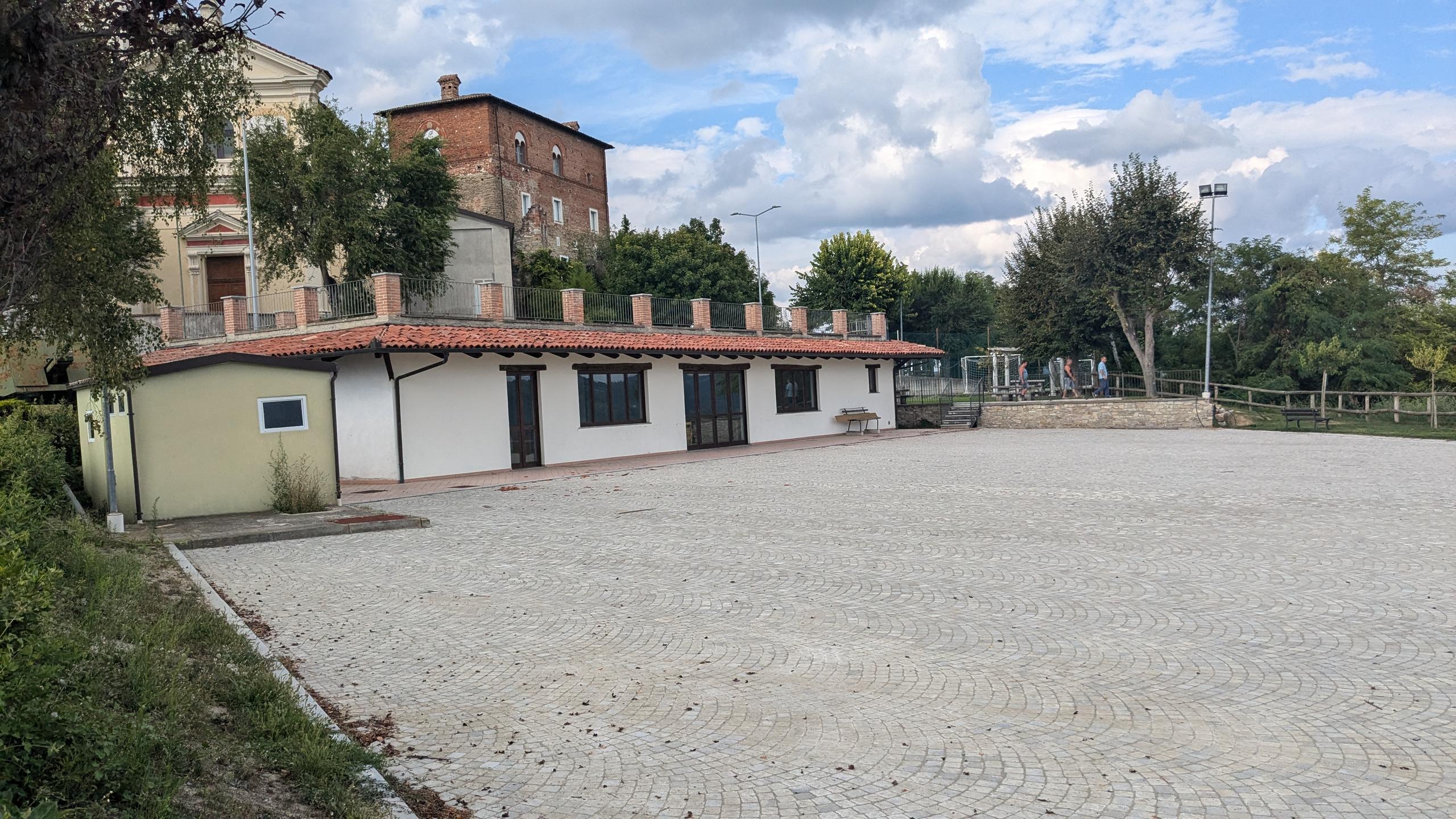 Sala Polivalente e terrazza panoramica sulle langhe