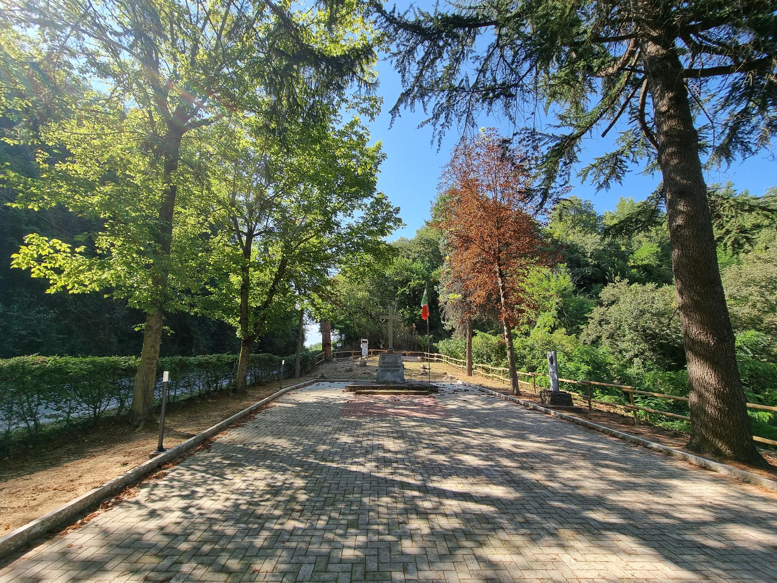 Spazio esterno monumento alpini