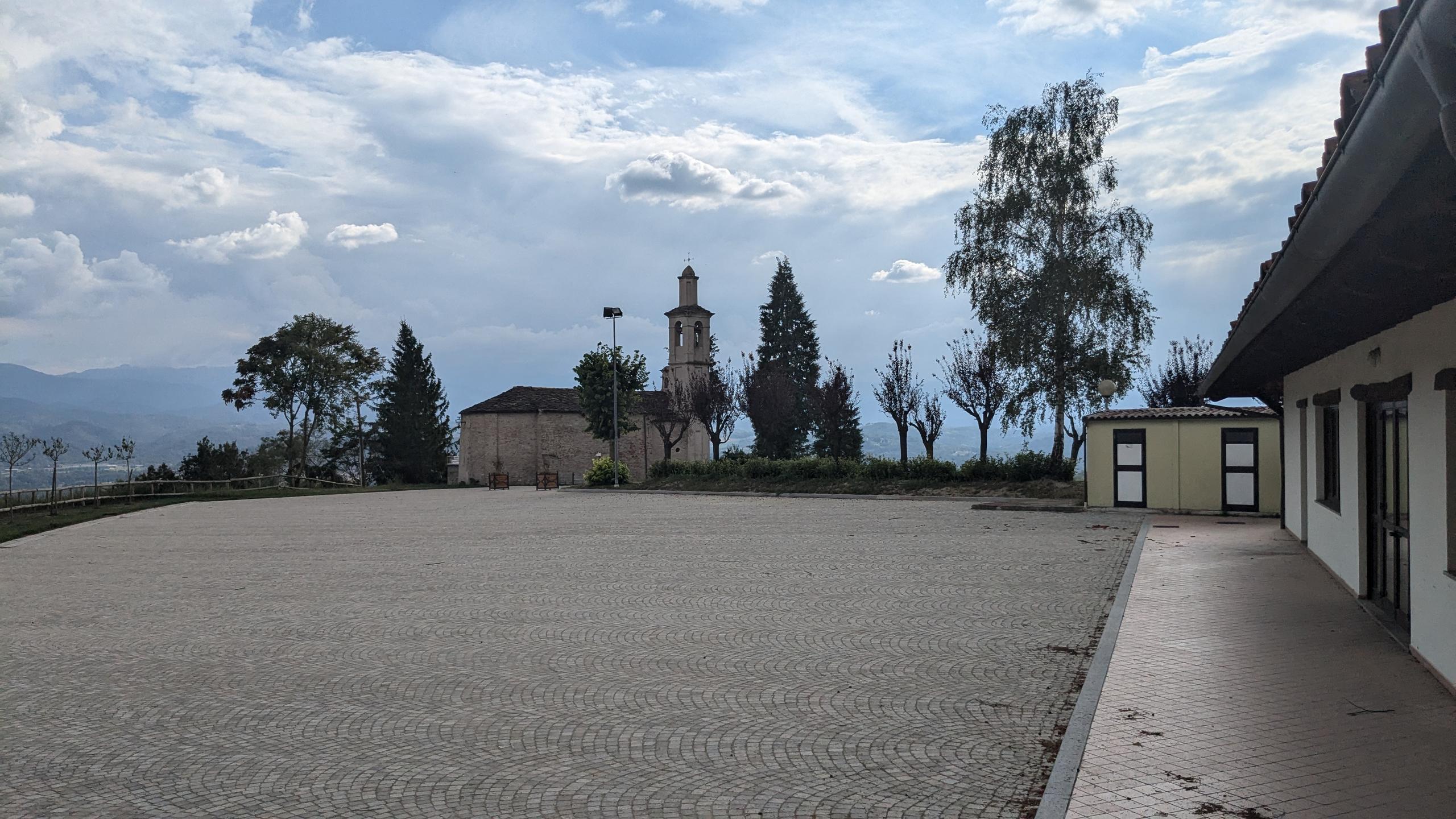 Sala Polivalente e terrazza panoramica sulle langhe