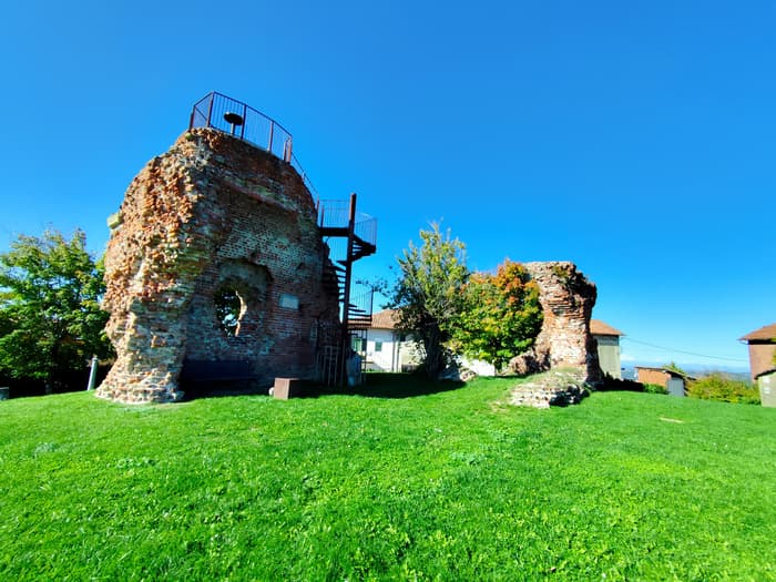 Foto di Ruderi del Castello a Belvedere Langhe